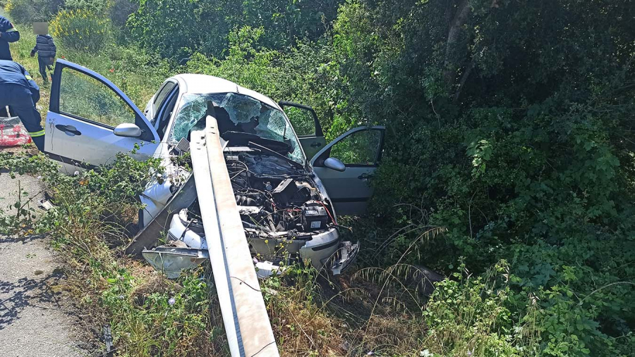 Σοκαριστικό τροχαίο στην Αμφιλοχία, αυτοκίνητο «καρφώθηκε» στις μπάρες (βίντεο)