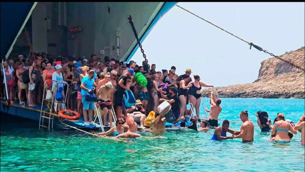 Εικόνες ντροπής στην Κρήτη: Βουτάνε στην θάλασσα από το πλοίο για να φτάσουν στην παραλία