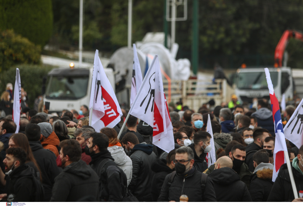 ΠΑΜΕ: Κατώτερος μισθός 825 ευρώ - Κατάργηση όλων των αντεργατικών νόμων