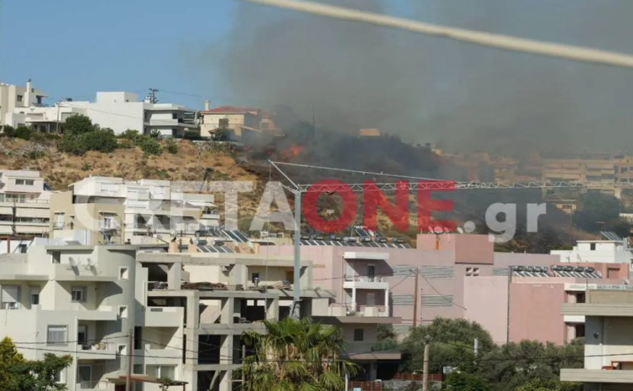 Φωτιά τώρα στο Ηράκλειο Κρήτης, μέσα σε κατοικημένη περιοχή