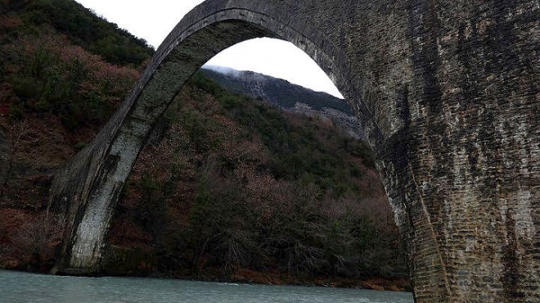 Το καλοκαίρι η αναστήλωση του Γεφυριού της Πλάκας