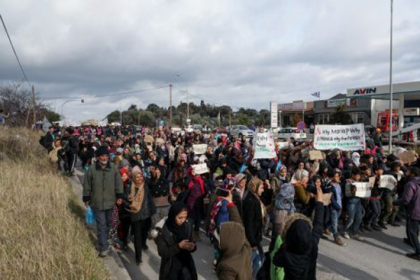 Μόρια: Η φήμη για άνοιγμα συνόρων ξεσήκωσε τους μετανάστες - Άγρια επεισόδια