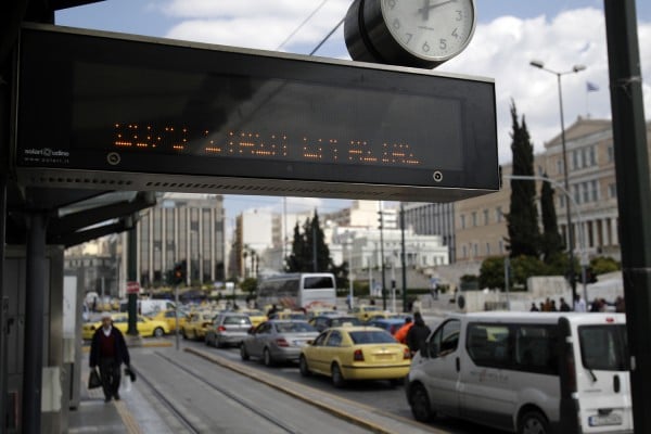 Σύγκρουση τραμ με Ι.Χ. στη Νέα Σμύρνη