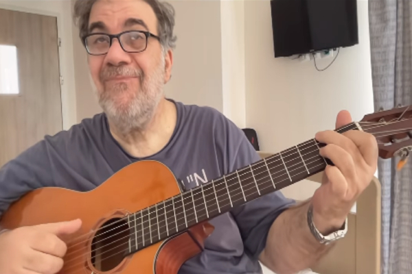 Ο Δημήτρης Σταρόβας παίζει κιθάρα, για πρώτη φορά μπροστά στην κάμερα μετά το εγκεφαλικό