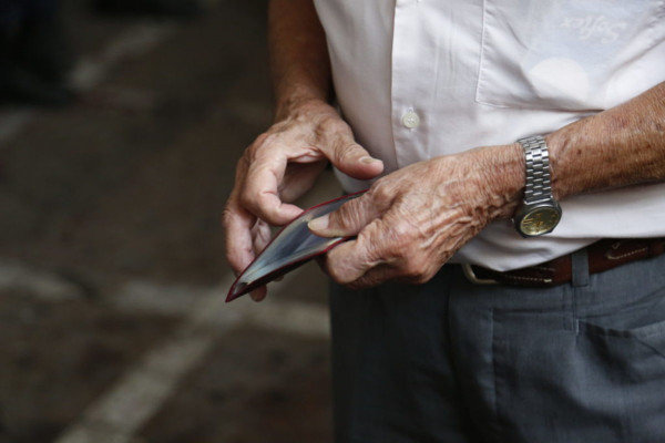 Συνεχίζεται σήμερα η πληρωμή των συντάξεων - Ποιοι θα δουν λεφτά στον λογαριασμό τους