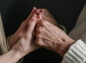 Είμαι 65 ετών και τα παιδιά μου με επισκέπτονται δύο φορές τον χρόνο - Πίστευα πως αγάπη και εγγύτητα είναι το ίδιο πράγμα