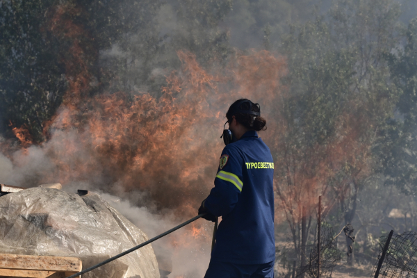 Πυροσβεστική: Έκτακτη ενημέρωση για τις φωτιές σε Σταμάτα και Κερατέα