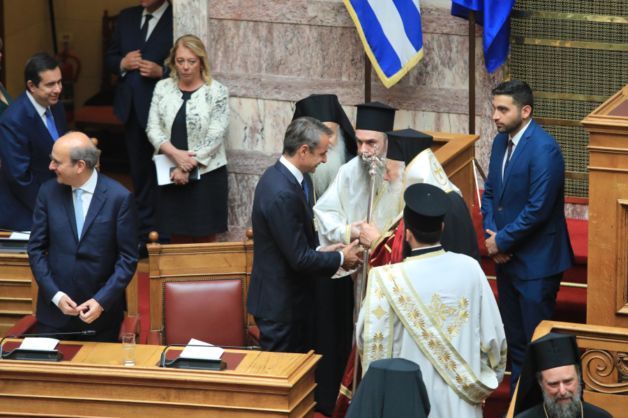 Ο Μητσοτάκης κλείνει το μέτωπο με την Εκκλησία και «επιστρατεύει» κορυφαίους υπουργούς