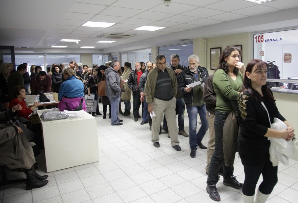 Κατάληψη στη ΔΟΥ Παγκρατίου από τους εργαζόμενους