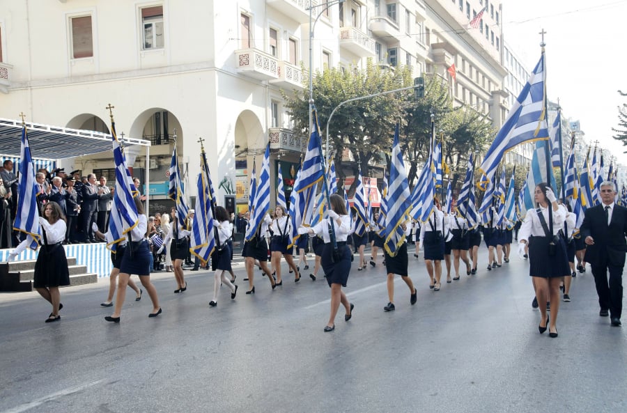 Παρελάσεις 28ης Οκτωβρίου: Ντόμινο ακυρώσεων, που θα γίνουν μόνο στρατιωτικές, τι θα ισχύσει με μάσκες