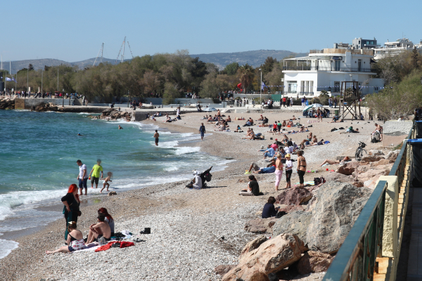 Ξαπλώστρα από χρυσάφι: Πόσο κοστίζει μια βουτιά στις παραλίες της Αττικής