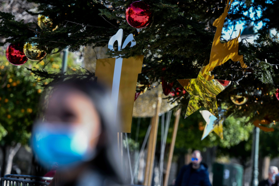 Τα τέσσερα σενάρια για την Όμικρον ενόψει Χριστουγέννων