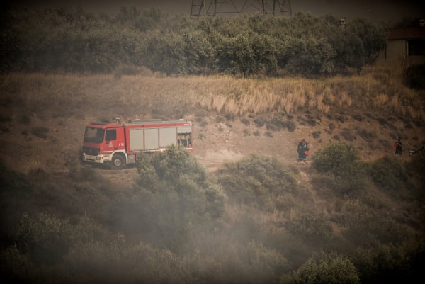 Φωτιά στον Βόλο: Συνελήφθη άτομο για εμπρησμό, έβαζε φωτιά σε κάδους