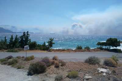 Ανεξέλεγκτη η φωτιά στην Νεάπολη - Απομακρύνθηκαν εγκλωβισμένοι με καΐκια 