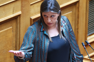 Επεισόδιο με την Κωνσταντοπούλου στη Βουλή - Κάλεσε το «100» για την Πολύζου