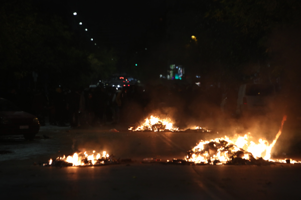 Κλειστή η Νέα Εθνική Οδός Κορίνθου-Πατρών: Ρομά έστησαν οδοφράγματα