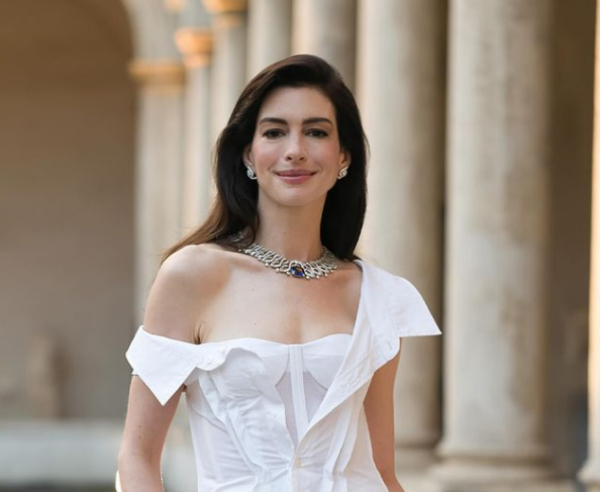Στην Ελλάδα βρίσκεται η Anne Hathaway για τον γάμο ενός φίλου της
