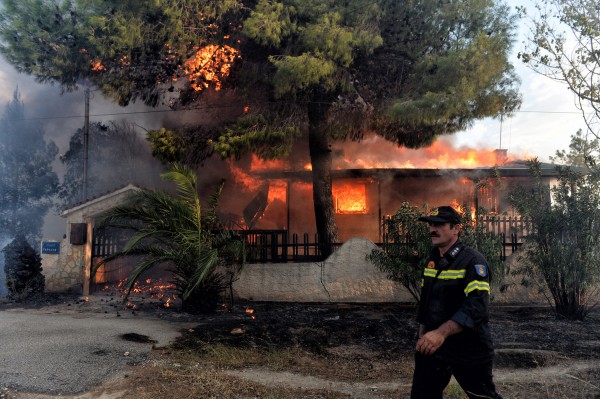 Ξεκίνησε η μεταφορά πληγέντων της φωτιάς με λεωφορεία