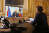 Ο Πούτιν κατηγόρησε την Ουκρανία για «πολυάριθμα εγκλήματα πολέμου» στον Μακρόν