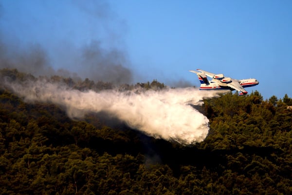 Φωτιά στα Βίλια: Μάχη για να περιοριστεί το τεράστιο μέτωπο, εκκενώθηκαν οικισμοί, μια μονή και ένα γηροκομείο (βίντεο)