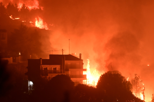 Εφιαλτική νύχτα στην Αττική: Μπαράζ εκκενώσεων σε Μαραθώνα, Ραπεντώσα και Διόνυσο