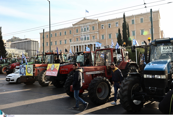 Αποχωρούν μετά το μεγάλο συλλαλητήριο οι αγρότες: Ποιοι δρόμοι θα κλείσουν