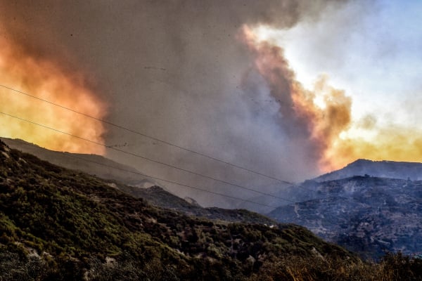 Πύρινη κόλαση στην Κορινθία για τρίτη ημέρα - Εκκενώθηκαν τα Σοφιανά, άνοιξε η Κορίνθου - Πατρών