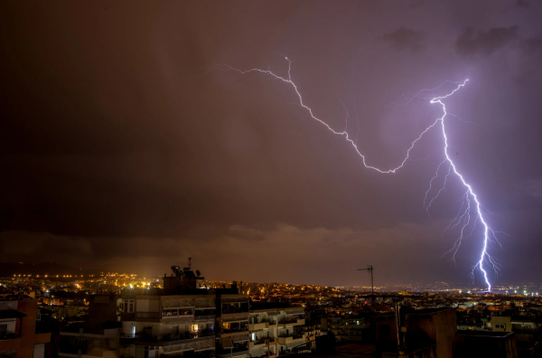 Καιρός σήμερα: Πέφτει η θερμοκρασία – Πού θα βρέχει