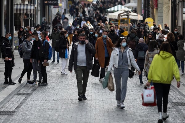 Προβληματισμός για τις εικόνες συνωστισμού στα καταστήματα - Τι φοβούνται οι ειδικοί