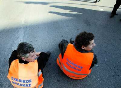 Εργαζόμενοι στην Κοινωφελή Εργασία κάνουν την δουλειά των σχολικών φυλάκων