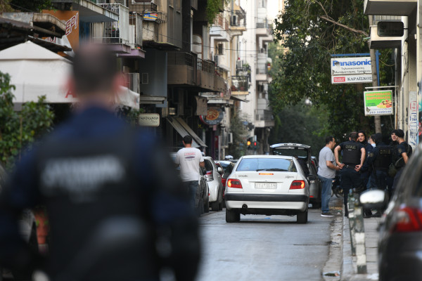 Επιχείρηση της ΕΛ.ΑΣ σε 2 υπό κατάληψη κτίρια στα Εξάρχεια, βρέθηκαν κοντάρια και λοστοί (pic)