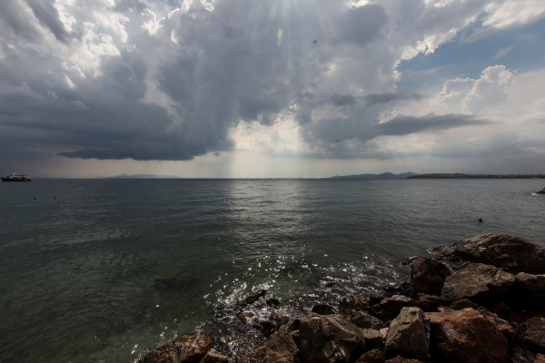 Με τοπικές βροχές αλλά και μικρή άνοδο θερμοκρασίας η Κυριακή - Πώς θα είναι ο καιρός της εβδομάδας