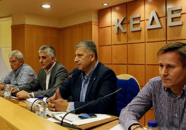 Συνάντηση με τον πρωθυπουργό και τους αρχηγούς των πολιτικών κομμάτων ζητά η ΚΕΔΕ