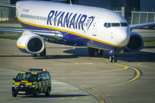 Τρόμος σε πτήση της Ryanair από το Βουκουρέστι: Η καμπίνα γέμισε καπνούς (vid)