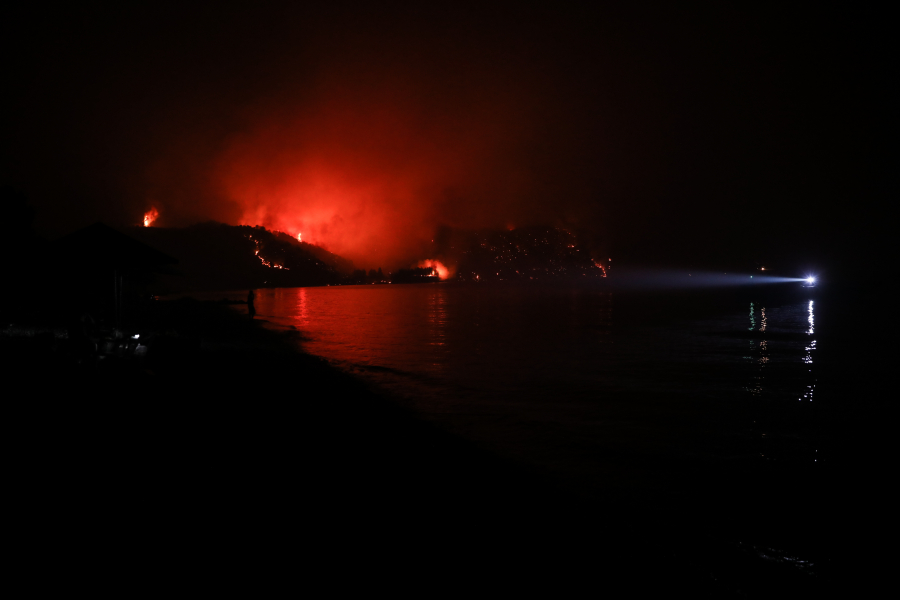 Φωτιά στην Εύβοια: Μαίνεται ο εφιάλτης, εκκλήσεις για εναέρια μέσα - Συνεχείς αναζωπυρώσεις