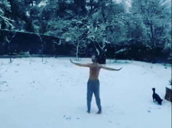 Θανάσης Ευθυμιάδης: Χορεύει ημίγυμνος και ξυπόλυτος στα χιόνια (βίντεο)