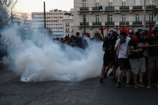 Επεισόδια στο Σύνταγμα: Εννέα συλλήψεις και πάνω από δέκα προσαγωγές (pics)