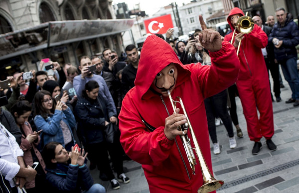 «La Casa de Papel»: Ο χρόνος για την «Τέλεια Ληστεία» μετράει αντίστροφα (vid)