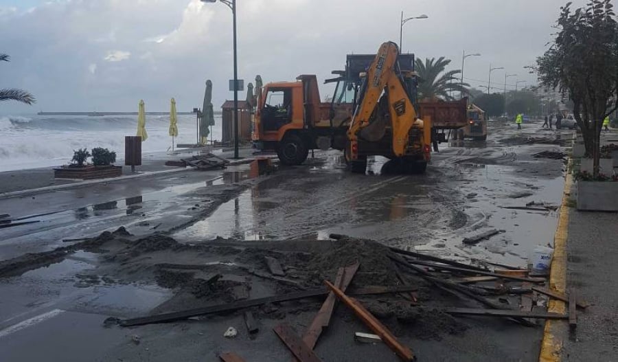 Στο έλεος της κακοκαιρίας η Καλαμάτα, βγήκε η θάλασσα στην στεριά, έκλεισε η παραλιακή