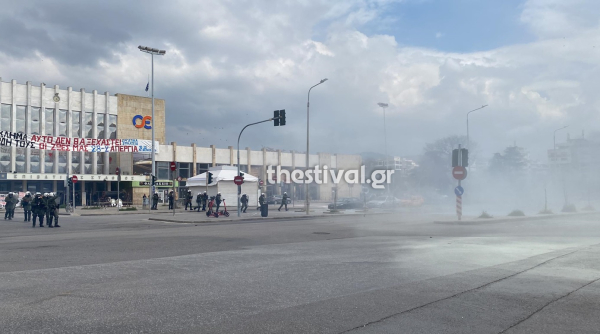 Επεισόδια στη Θεσσαλονίκη: Μολότοφ και κρότου λάμψης έξω από τον ΟΣΕ