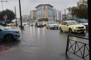 Σφυροκοπά τη χώρα η κακοκαιρία - Ποιες περιοχές βρίσκονται σε red code, πώς θα εξελιχθούν τα φαινόμενα τις επόμενες ώρες