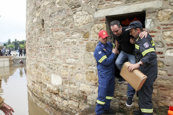 Από τα παράθυρα απεγκλωβίστηκαν οι επισκέπτες του Λευκού Πύργου (φωτο)