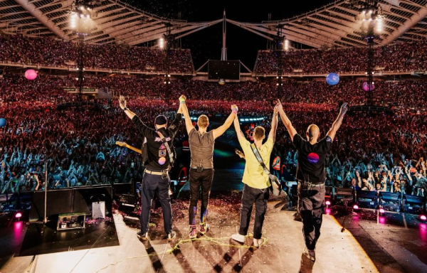 Οι Coldplay καλούν τους θαυμαστές τους στο κέντρο της Αθήνας