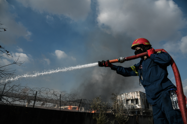 Μεγάλη φωτιά σε βιοτεχνία ξυλείας στην Κρήτη