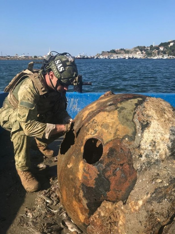 Συναγερμός για θαλάσσια νάρκη ανοιχτά της Κωνσταντινούπολης: Ερωτήματα για το αντικείμενο με τα «κέρατα» (βίντεο)