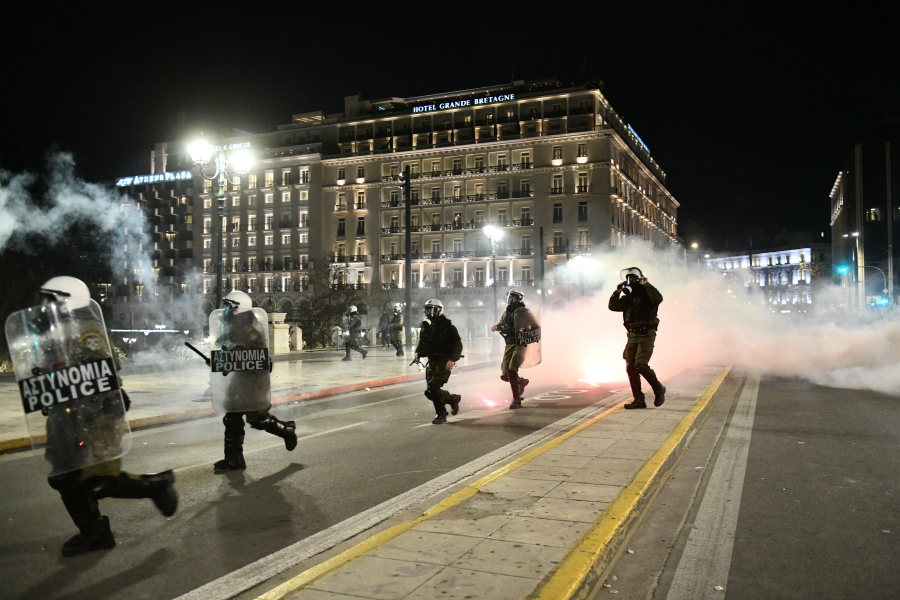 Επεισόδια στο κέντρο της Αθήνας στην πορεία για τα Τέμπη, χημικά και κρότου λάμψης (βίντεο)