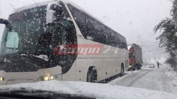 Απεγκλωβίστηκαν τα οχήματα από την Πούντα Καλαβρύτων.