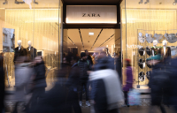 Zara: Ανεβάζει ξανά ρολά στην Ουκρανία, δύο χρόνια μετά τη ρωσική εισβολή