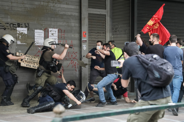 Επεισόδια έξω από το υπουργείο Εργασίας - Χημικά και μάχες σώμα με σώμα