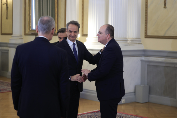 Στον Κυριάκο μετατίθεται το σκάνδαλο με το πτυχίο του Μακάριου